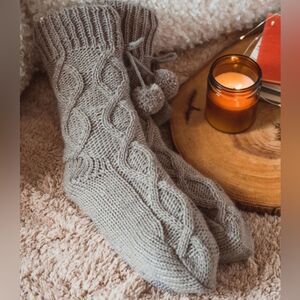 NWT Cozy Muk Luks Slippers Socks Warm Knit Sherpa Lined‎ Pom Pom Detail No-Skid